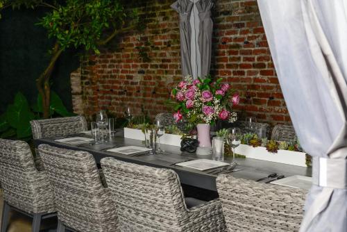 Restaurace v ubytování 5 BR - Sleeps 10! Best Location next to French Quarter!