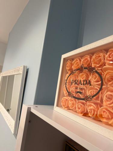 une boîte remplie de roses orangées au-dessus d'une étagère dans l'établissement Maison bleue, à Noisy-le-Sec