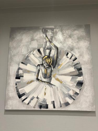 une peinture d'une femme en robe blanche dans l'établissement Maison bleue, à Noisy-le-Sec