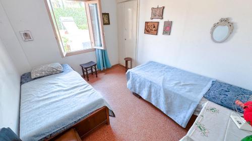 une chambre avec deux lits et une fenêtre dans l'établissement Appartement vue sur mer SOUL FAMILY, Egine, à Égine