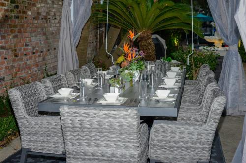 Restaurace v ubytování 5 BR - Sleeps 10! Best Location next to French Quarter!