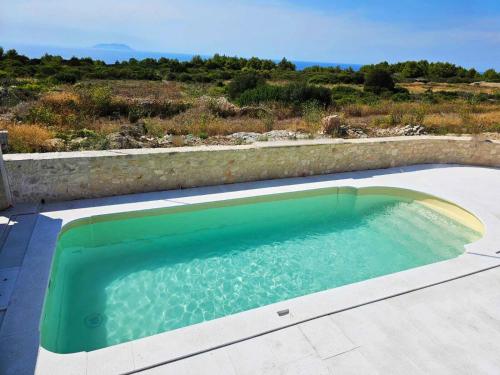 Bazén v ubytování Villa on Biševo - transfer and car included, 5 min to the sea nebo v jeho okolí