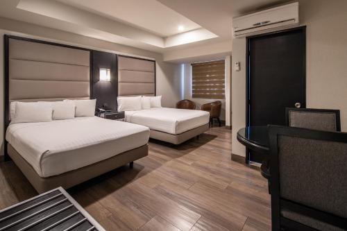 Postel nebo postele na pokoji v ubytování Hotel Astor Tijuana