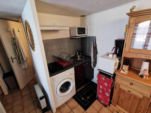 une petite cuisine avec un évier et une machine à laver dans l'établissement Résidence Grande Bleue - VILLA T2 MEZZANINE 6 couchages PORT LEUCATE MAE-2791, à Leucate