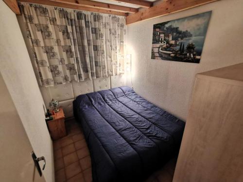 - une chambre avec un lit bleu dans l'établissement Résidence Grande Bleue - VILLA T2 MEZZANINE 6 couchages PORT LEUCATE MAE-2791, à Leucate