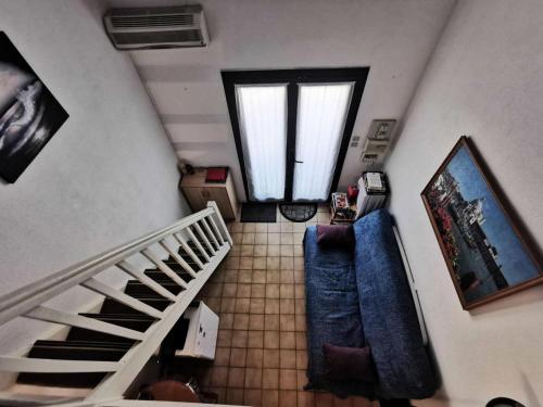 Elle offre une vue sur un escalier et dispose d'une fenêtre. dans l'établissement Résidence Grande Bleue - VILLA T2 MEZZANINE 6 couchages PORT LEUCATE MAE-2791, à Leucate