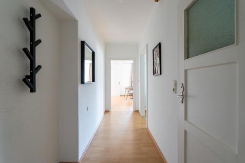 a hallway with white walls and a white door at FarawayHomes Studio Leoben #A6 in Leitendorf