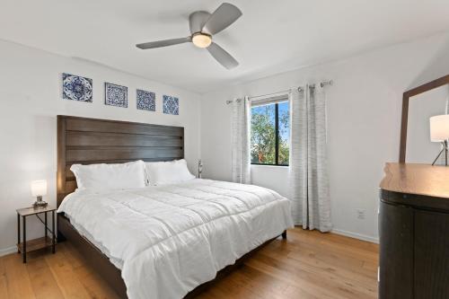 Ένα ή περισσότερα κρεβάτια σε δωμάτιο στο Spacious 1br Condo W Patio & Close To Old Town