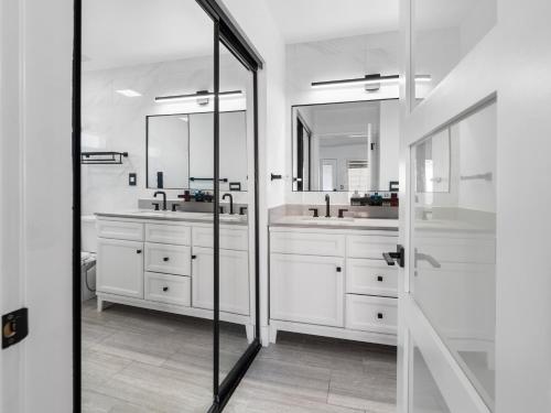 スコッツデールにあるLuxuriant And Spacious 2br Condo With Heated Poolの洗面台が2つと鏡が2つあるバスルーム