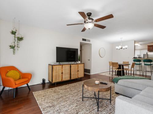 a living room with a couch and a tv at Top-notch 2br Spacious Condo With Shared Pool in Scottsdale
