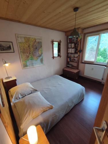 - une chambre avec un lit et une carte murale dans l'établissement Le Refuge des Trolls, à Sixt-Fer-à-Cheval