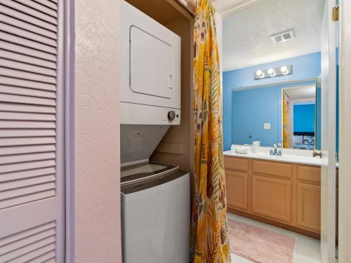 スコッツデールにあるModernized 1br Condo W Shared Pool & Spaのバスルーム(ゴミ箱、シンク付)