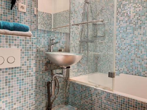 une salle de bain avec un lavabo, une douche et une baignoire dans l'établissement 2P Moderne Riquier proche Port, Gare, Tramway, à Nice