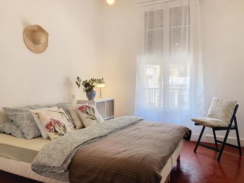 une chambre avec un lit, une chaise et une fenêtre dans l'établissement 2P Moderne Riquier proche Port, Gare, Tramway, à Nice