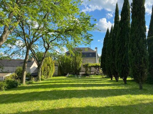 a yard with trees and a house in the background at Maison de maître Azay Le Rideau - 8 personnes in Azay-le-Rideau