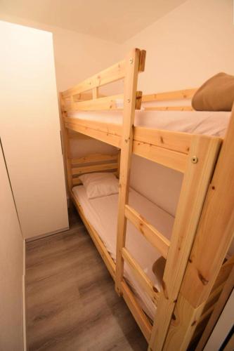 quelques lits superposés dans une chambre dans l'établissement Résidence Le France - Studio Cabine 3/4 pers- LE FRANCE - PLAGNE CENTRE -pied des pistes MAE-9304, à Aime La Plagne