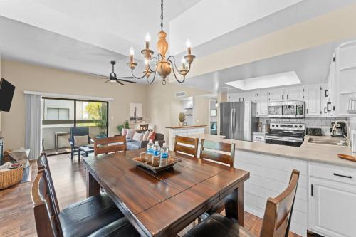 Η κουζίνα ή μικρή κουζίνα στο Snug 2br Condo W Pool, Patio, Wd Near Old Town