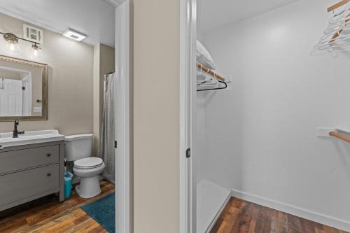 Ένα μπάνιο στο Snug 2br Condo W Pool, Patio, Wd Near Old Town