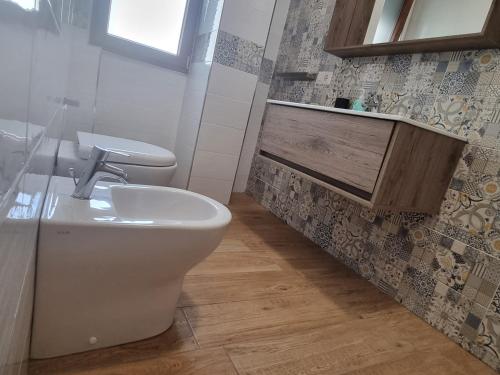 a bathroom with a toilet and a sink at B&B Estia Domus in Pompei