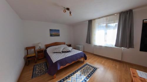 a bedroom with a bed and a window at Simon House in Şimon