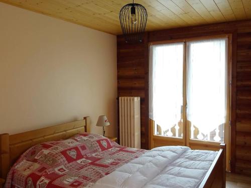une chambre avec un lit et une grande fenêtre dans l'établissement Les Gets: Spacieux 3 Pièces 7 Pers, Lumineux avec Balcon, Parking, WIFI, Proche Commerces et ESF - FR-1-802-8, aux Gets