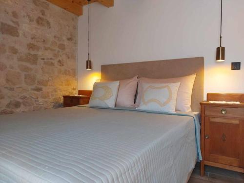 Кровать или кровати в номере Stone House Sprtini
