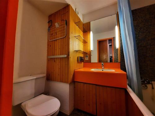 une salle de bain avec toilettes, lavabo et miroir dans l'établissement Studio 2 pers - Ski aux pieds, balcon, centre Menuires - FR-1-452-216, aux Menuires