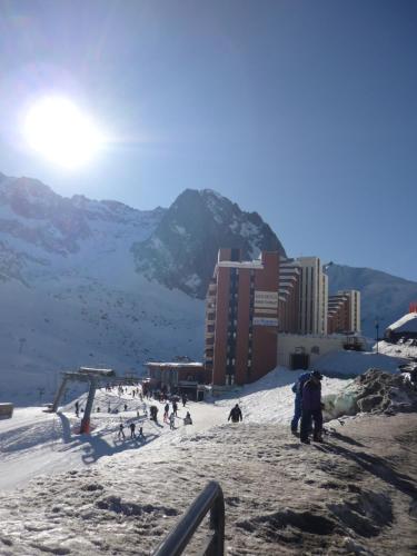 un groupe de personnes sur une piste de ski dans la neige dans l'établissement Studio Residence Tourmalet-La Mongie, à Bagnères-de-Bigorre