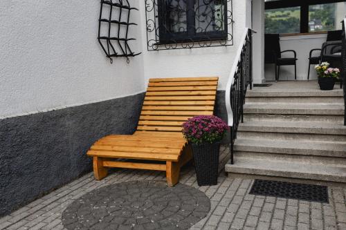 a wooden bench sitting on the side of a building at Anil‘s Ferienhaus in Olsberg