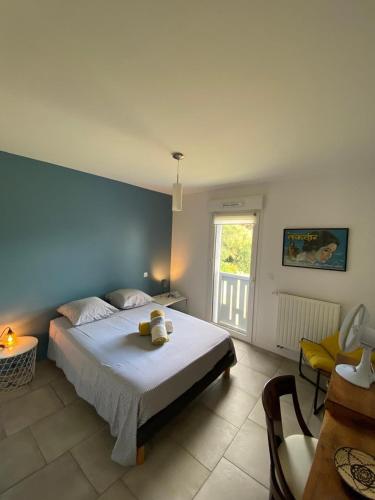 une chambre avec un lit avec un ours en peluche dessus dans l'établissement Baiona appartment, à Bayonne