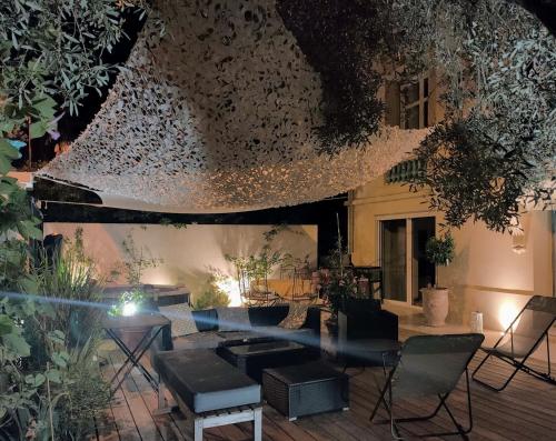 un salon avec beaucoup de meubles et de plantes dans l'établissement Grand rez de jardin terrasse calme centre-Ground floor quiet garden terrace near center of Nice, à Nice