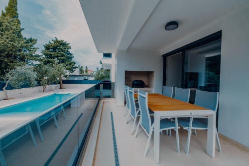 Summer Color Luxury Apartment