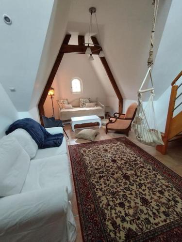 - un salon avec un canapé blanc et un tapis dans l'établissement NEW - SPECIAL OFFER - VILLA avec Parc, Piano-Fibre-Parking-Tennis-Aire de Loisirs-proche plages, à Coray