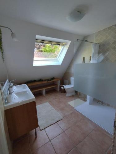 une salle de bain avec un lavabo et des toilettes et une fenêtre dans l'établissement NEW - SPECIAL OFFER - VILLA avec Parc, Piano-Fibre-Parking-Tennis-Aire de Loisirs-proche plages, à Coray