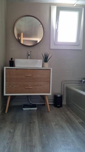 une salle de bain avec un lavabo et un miroir dans l'établissement La maison du Lhéris, à Bagnères-de-Bigorre