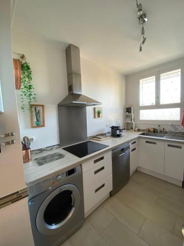 une cuisine avec une machine à laver et un évier dans l'établissement 3 Pièces Vue mer & Iles de Lérins, à Cannes