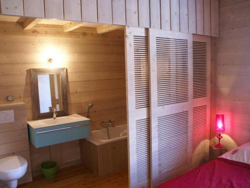 une salle de bain avec un lavabo, des toilettes et un miroir dans l'établissement Morzine : Apt 6 pers, 2 ch, cuisine équipée, balcon, parking, casier à skis - FR-1-524-119, à Morzine
