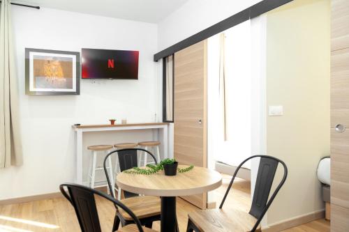 Un pequeño comedor con mesa y sillas. en Hoche Apartment - PSG, en Le Pré-Saint-Gervais