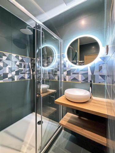 a bathroom with a glass shower and a sink at Hoche Apartment - PSG in Le Pré-Saint-Gervais