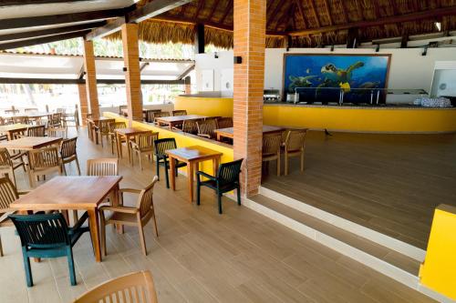 Un restaurante u otro lugar para comer en Holiday Inn Resort Ixtapa All-Inclusive by IHG