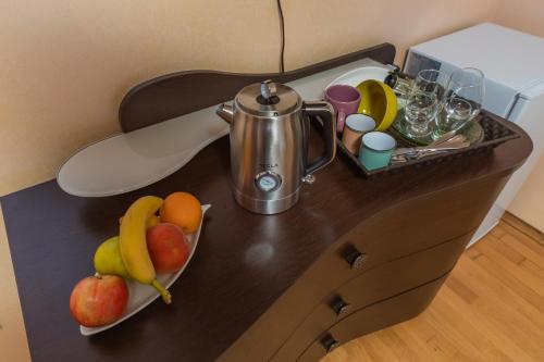 a table with fruit and a juicer on it at Villa Botanicus in Petrovac na Moru