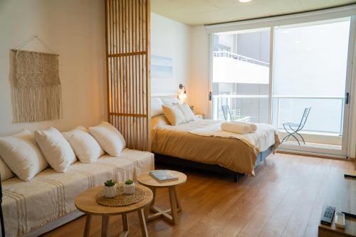 una sala de estar con una cama y un sofá en BT Homes - FITZ ROY 2077, en Buenos Aires