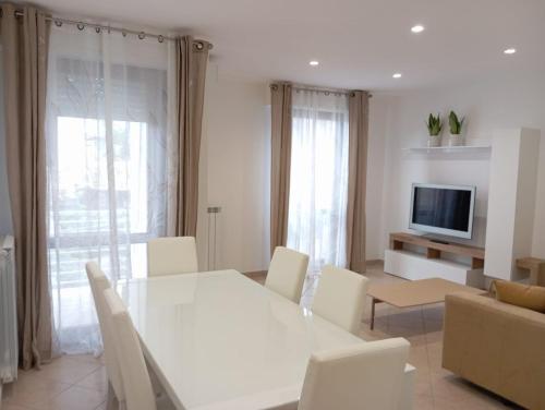 a white living room with a white table and chairs at B&B Guesthouse La Casetta Di Sutri sulla Francigena in Sutri