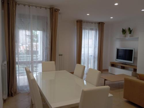 a white dining table and chairs in a living room at B&B Guesthouse La Casetta Di Sutri sulla Francigena in Sutri