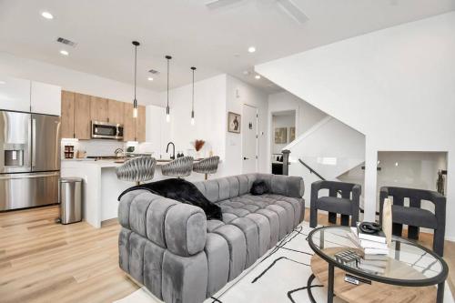 a living room with a couch and a kitchen at Chateau de Amour- Exquisite Townhouse - Medical Center, Downtown HTX in Houston