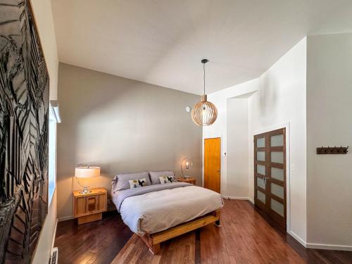 a bedroom with a bed and a pendant light at Le Willow Exitchalets Lake, Billard & Spa in Val-David
