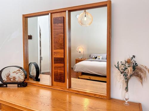a mirror in a bedroom with a bed at Le Willow Exitchalets Lake, Billard & Spa in Val-David