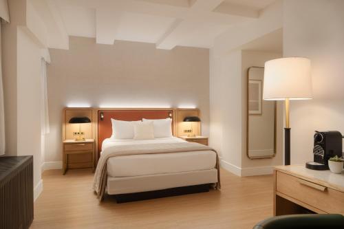 Postel nebo postele na pokoji v ubytování Aura Hotel Times Square Newly Renovated