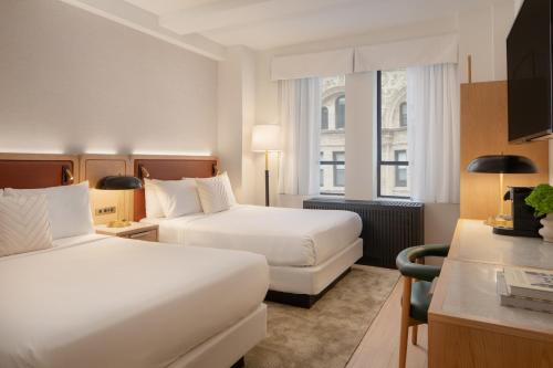 Postel nebo postele na pokoji v ubytování Aura Hotel Times Square Newly Renovated