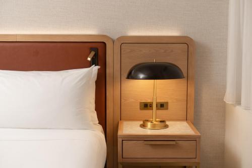 Postel nebo postele na pokoji v ubytování Aura Hotel Times Square Newly Renovated